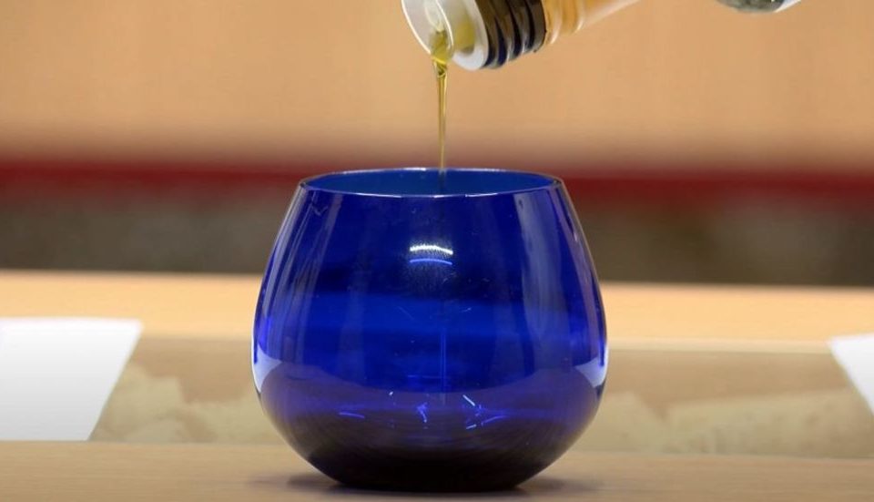 Como-hacer-una-cata-de-aceite-de-oliva.-Almazara-Andres-Aguilar-Aceite-de-oliva-virgen-extra-picual-frantoio-arbequina-hojiblanca.-AOVE